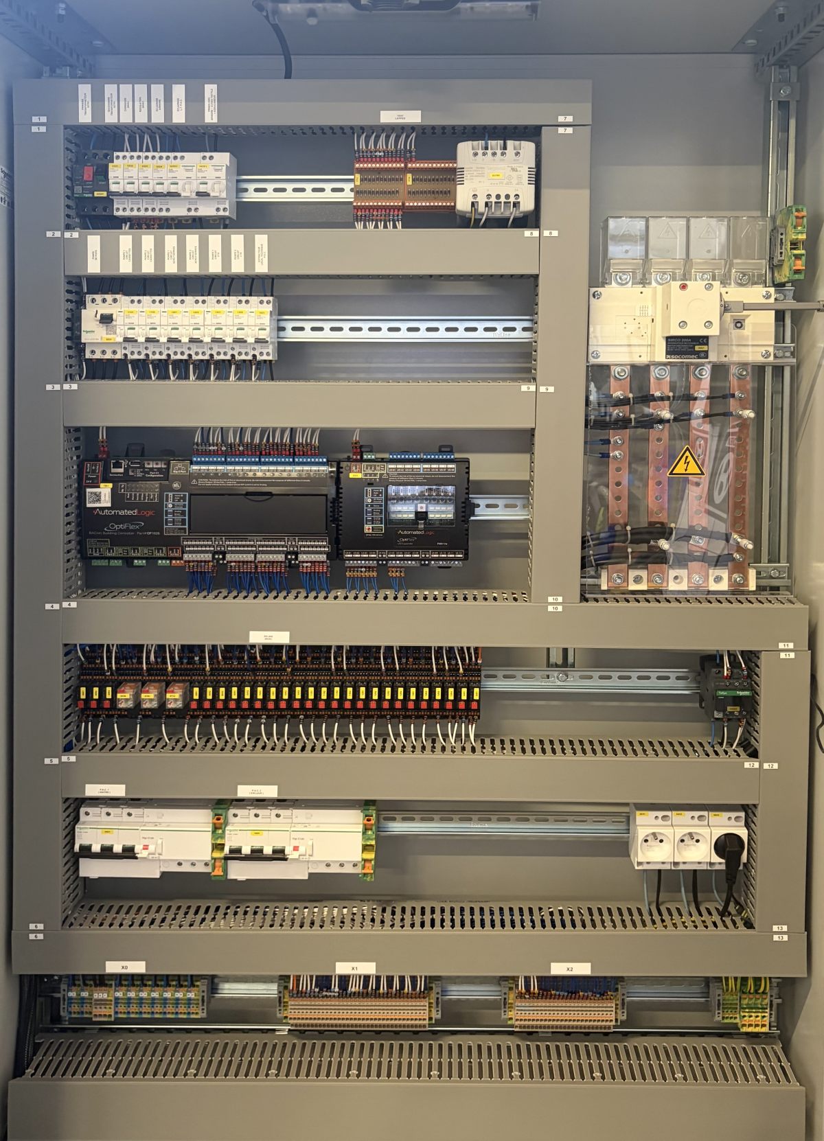 Armoire SAR-E ouverte : automates Automated Logic, interrupteur Socomec et jeu de barres