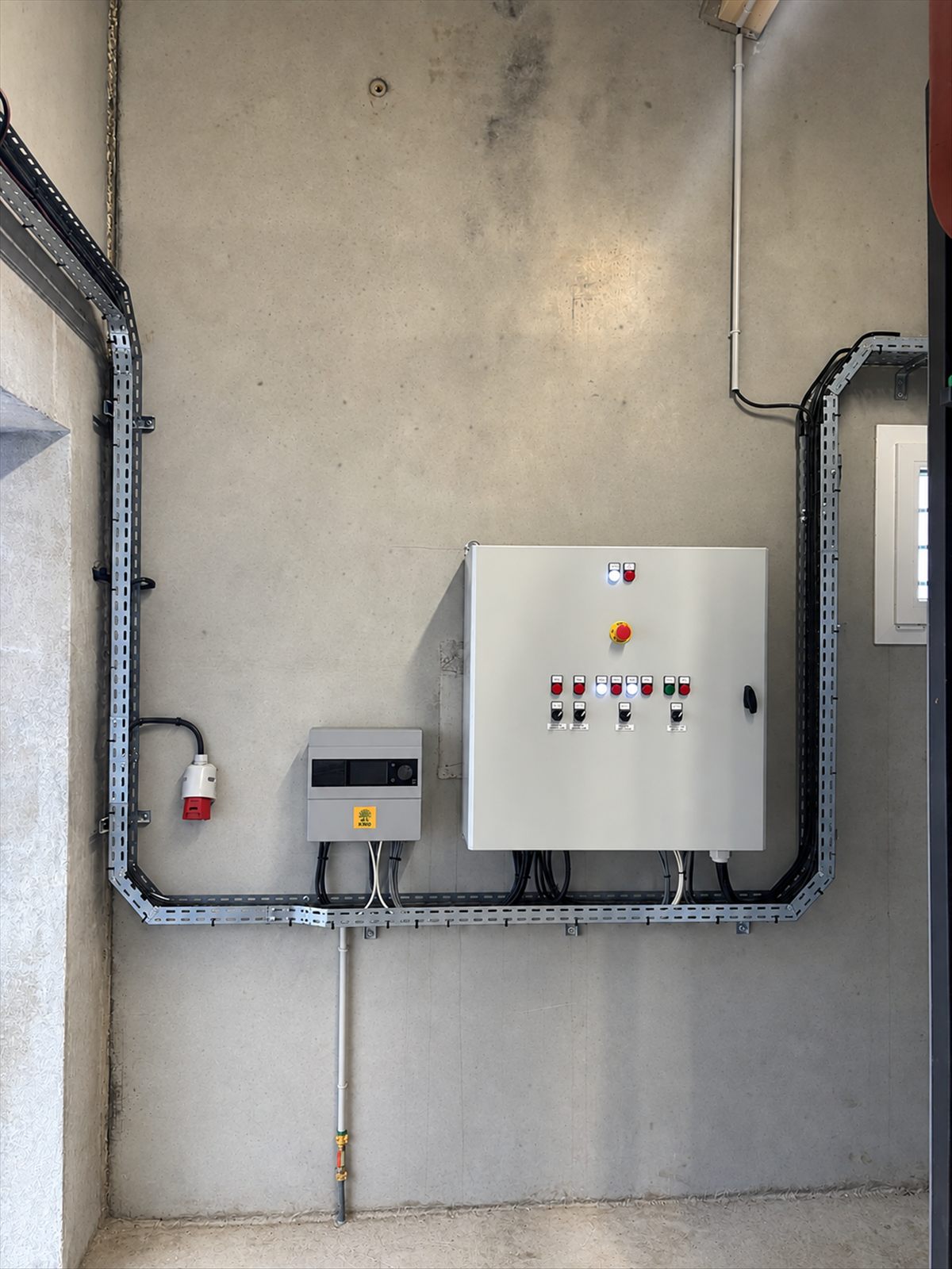 Armoire de régulation et chemins de câble dans un local technique
