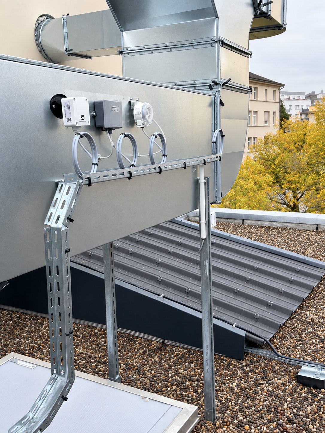 Sondes et pressostat raccordés sur une gaine de CTA en toiture